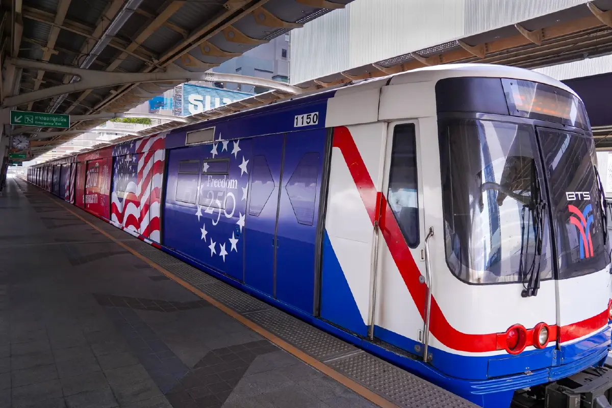 สถานทูตสหรัฐ เปิดตัว ขบวนรถไฟฟ้าบีทีเอส 'Freedom 250' เฉลิมฉลองวันชาติยิ่งใหญ่