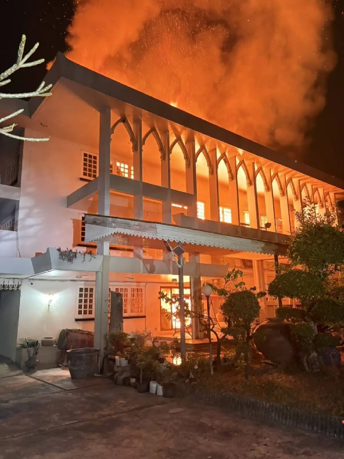 ไฟไหม้อาคาร 3 ชั้น แจ้งวัฒนะ 14 เขตหลักสี่ ระดมฉีดน้ำดับเพลิงวุ่น