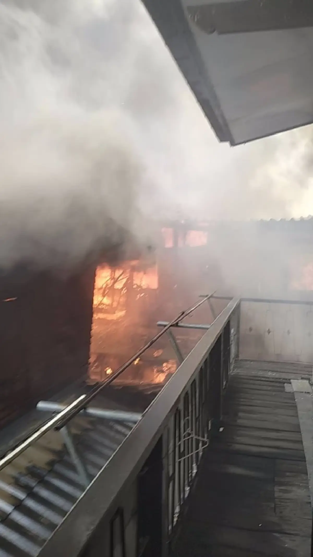 ด่วน! ไฟไหม้บ้าน จรัญสนิทวงศ์ 46 มีคนบาดเจ็บ ถูกไฟลวก เพลิงโหมหนัก