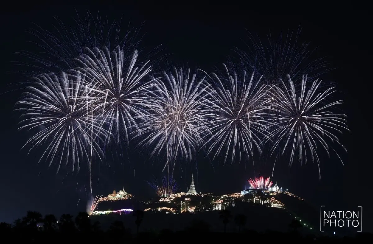 ชมภาพ พลุเฉลิมพระเกียรติสว่างฟ้า งาน “พระนครคีรี-เมืองเพชร” ครั้งที่ 39