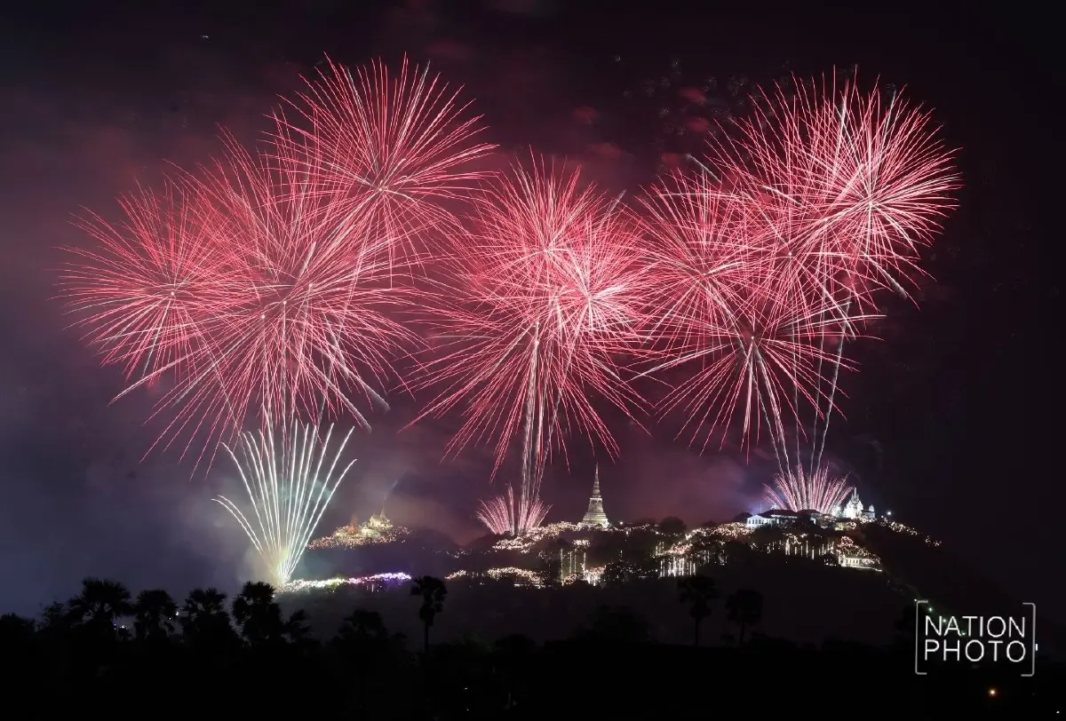 ชมภาพ พลุเฉลิมพระเกียรติสว่างฟ้า งาน “พระนครคีรี-เมืองเพชร” ครั้งที่ 39