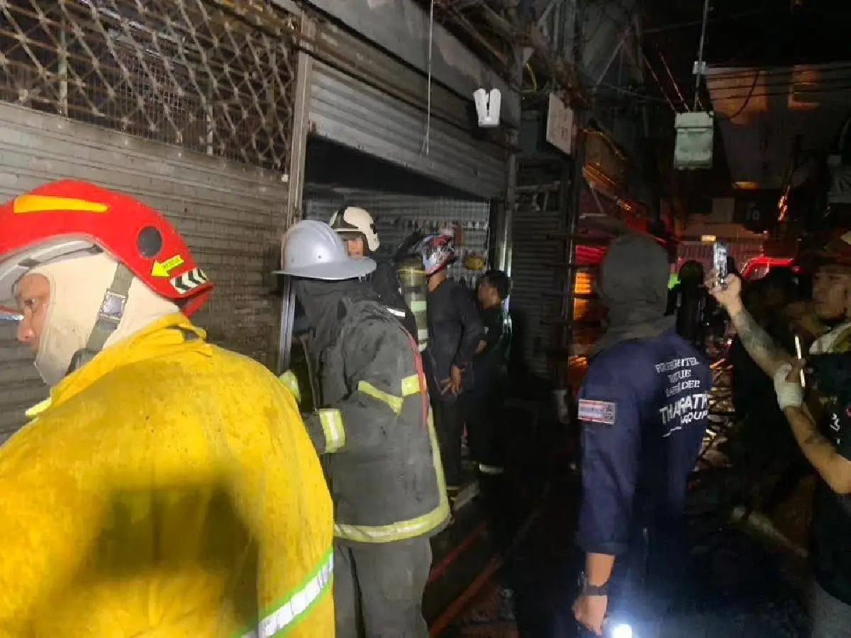 สรุปเหตุ 'ไฟไหม้ตลาดนัดจตุจักร' เปลวเพลิงโหม ร้านค้า ลามวอด 4 ล็อก