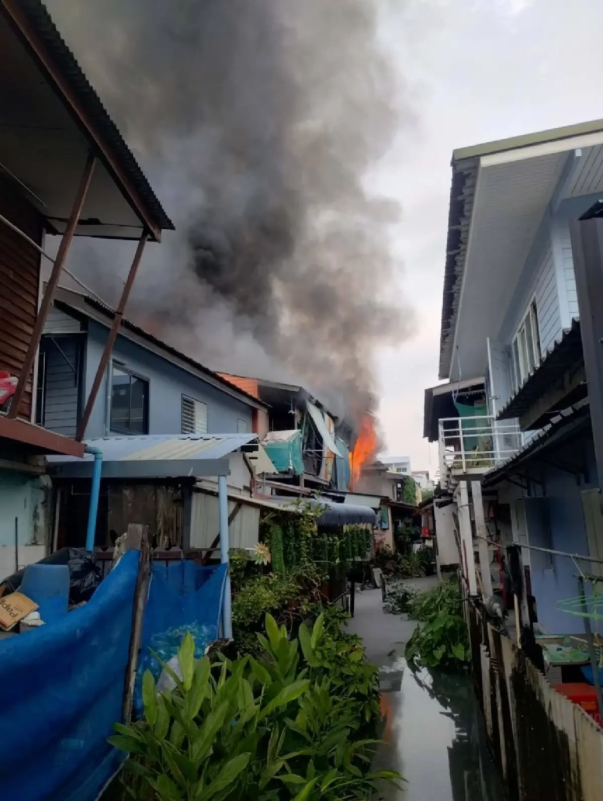 ด่วน! ไฟไหม้บ้าน จรัญสนิทวงศ์ 46 มีคนบาดเจ็บ ถูกไฟลวก เพลิงโหมหนัก