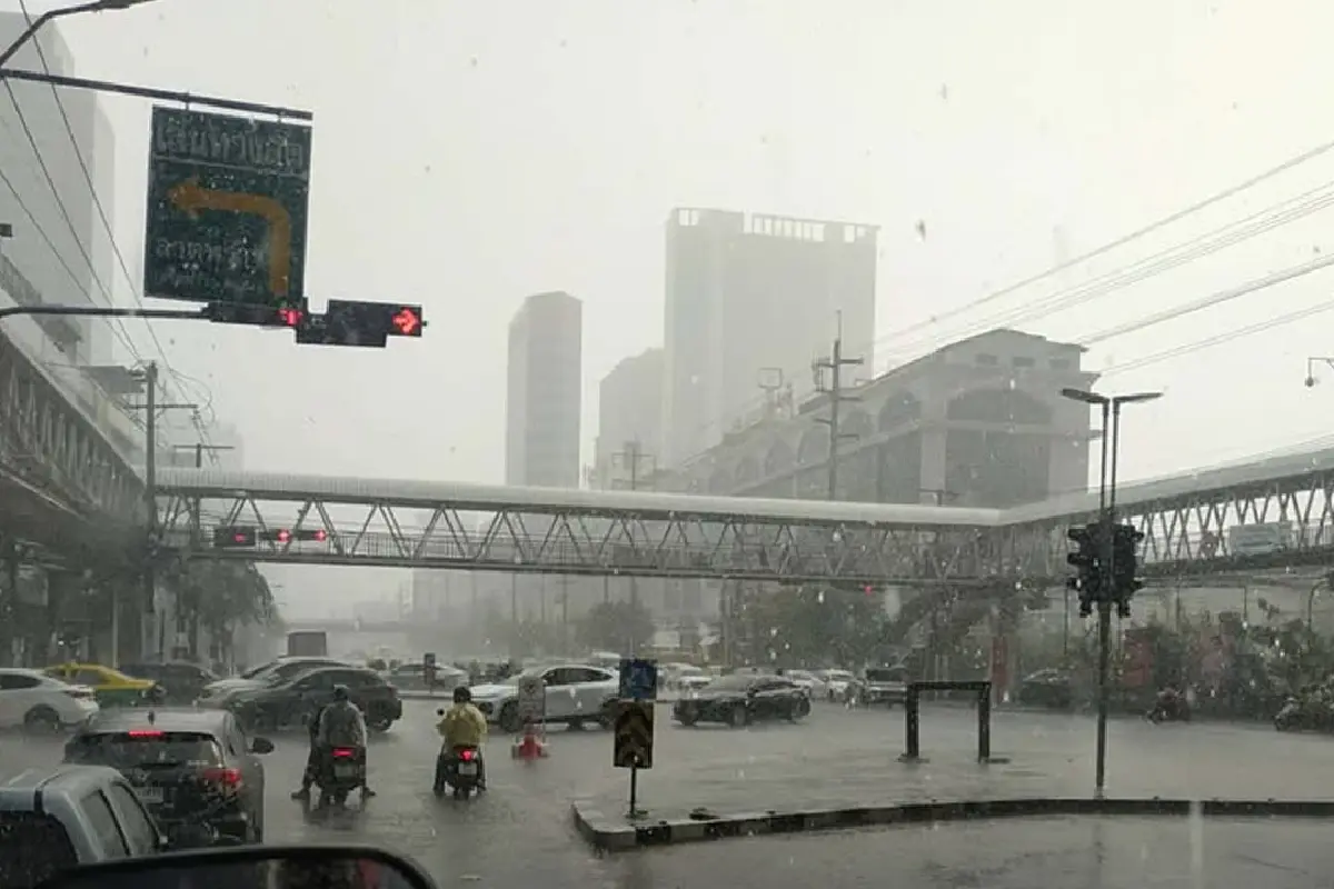 กทม. ฝนตกแล้ว รับวันเลือกตั้ง 2569 น้ำรอระบาย รถติดหนึบ ก่อนปิดหีบ