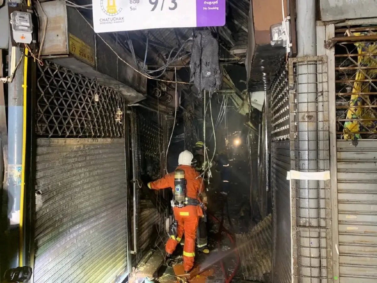 สรุปเหตุ 'ไฟไหม้ตลาดนัดจตุจักร' เปลวเพลิงโหม ร้านค้า ลามวอด 4 ล็อก