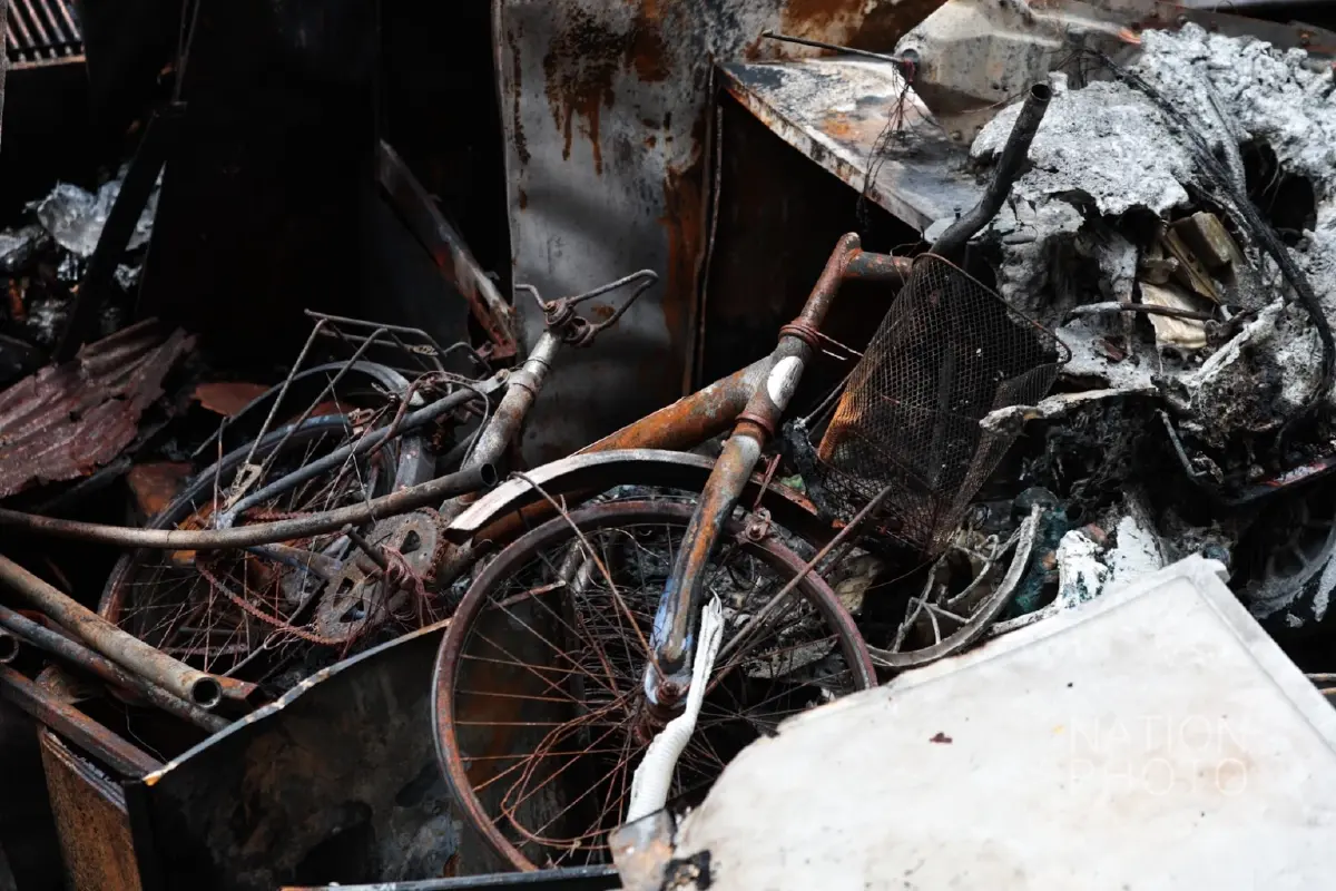 เสียงบึ้มสนั่น! ไฟไหม้บ้านชุมชนซอยสวนเงิน ช่างซ่อมแอร์ดับสลด