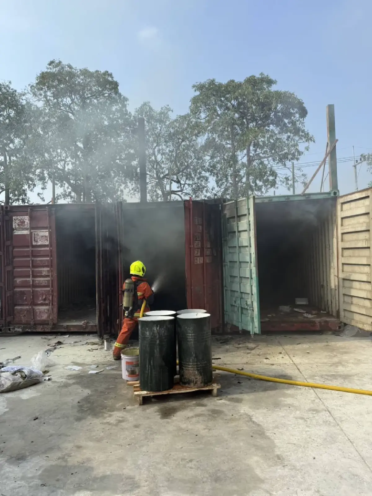 ด่วน! ไฟไหม้ชลบุรี ในโรงงานเฟอร์นิเจอร์ดัง ควันพวยพุ่ง เร่งดับไฟ