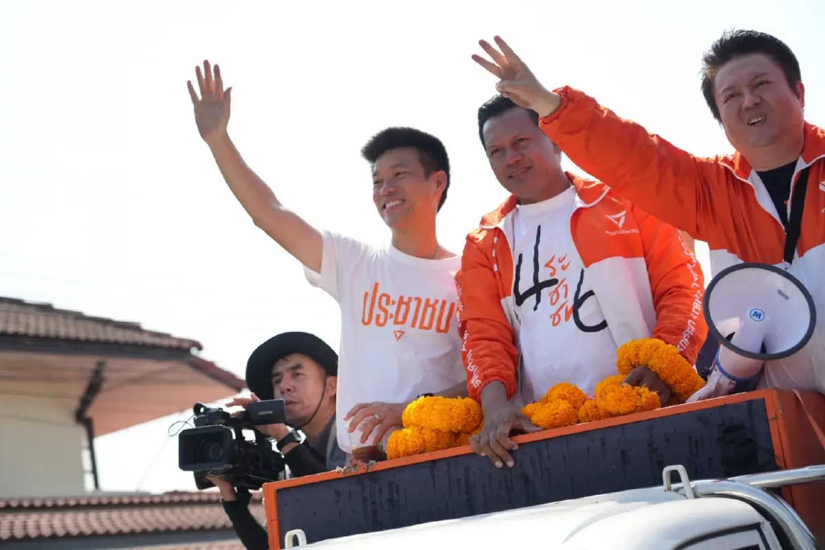 'เท้ง' ลุยช่วยผู้สมัคร สส.นนท์วันสุดท้าย แฟนคลับแห่มอบส้มสด