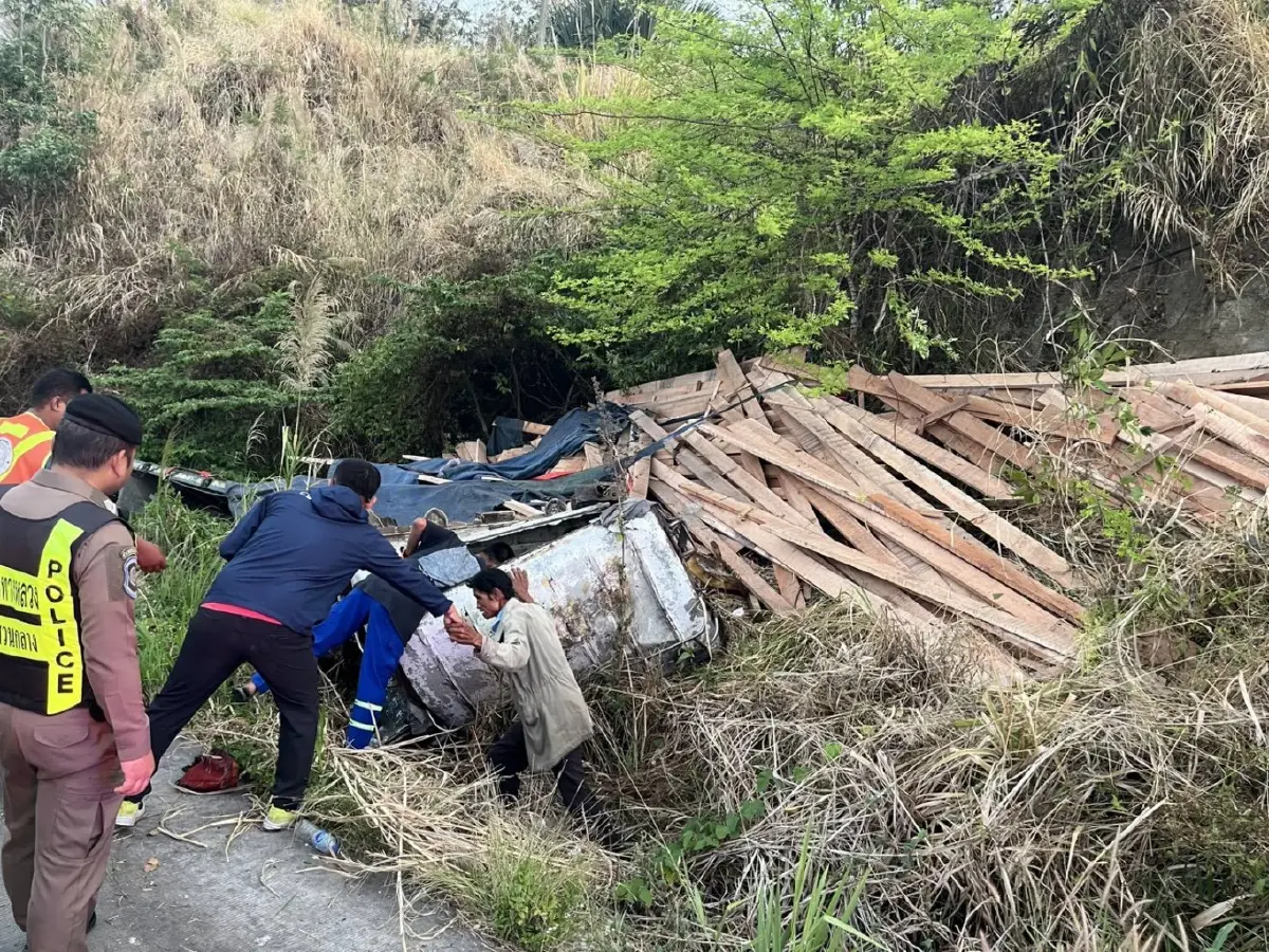 เร่งช่วยชีวิต รถบรรทุกไม้ ตกข้างทาง ใกล้ศาลเจ้าปู่โทน คนติดคาซาก