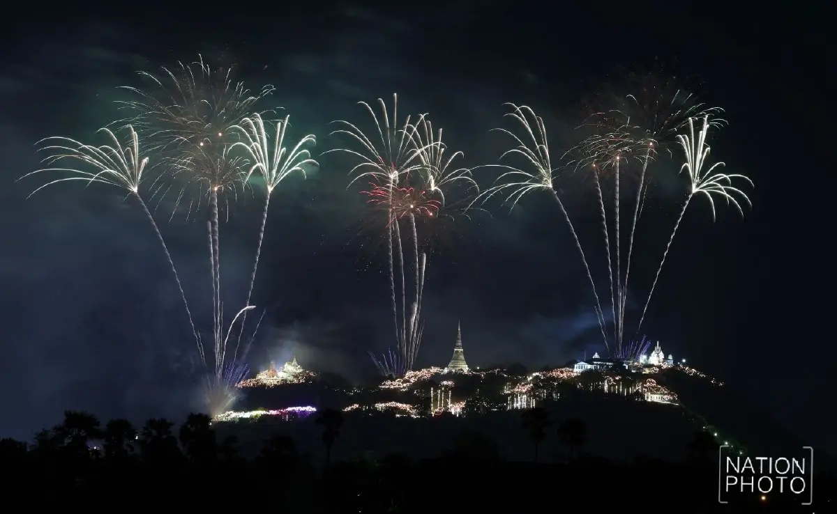 ชมภาพ พลุเฉลิมพระเกียรติสว่างฟ้า งาน “พระนครคีรี-เมืองเพชร” ครั้งที่ 39