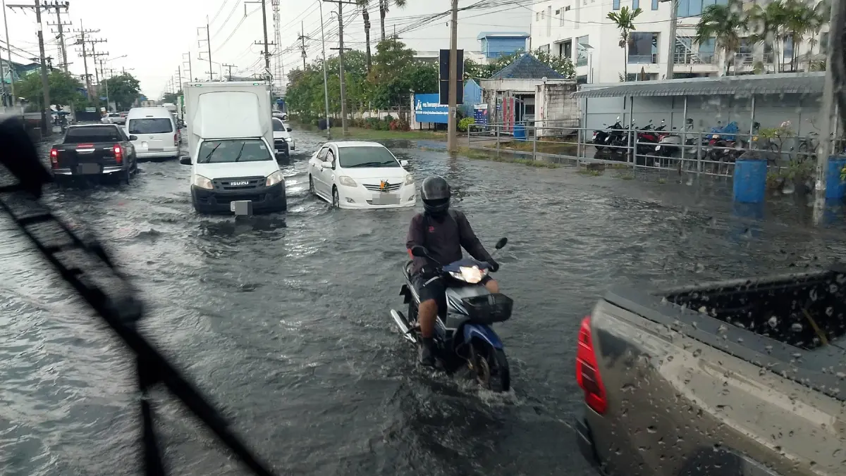 เช็กเส้นทางด่วน ฝนตกหนักสมุทรสาคร ถนนบางปลา น้ำท่วมสูง - รถติด