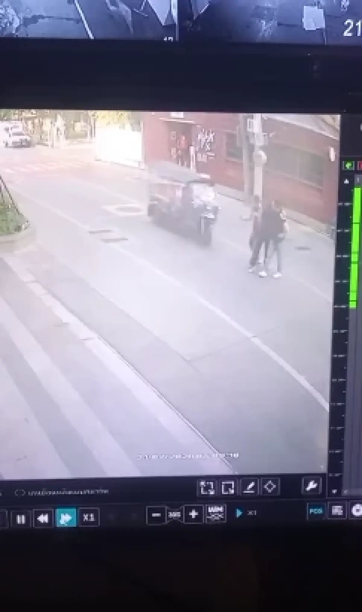 ด่วน! รถสามล้อตุ๊กตุ๊กซิ่ง ซอยสุขุมวิท 36 ชนคนเดินเท้าเจ็บ 3 คน