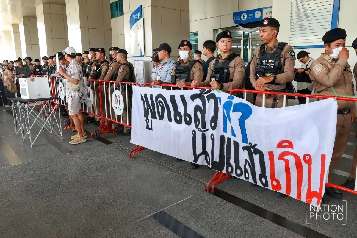 บุกสำนักงาน กกต. จี้นับคะแนนใหม่ทั้งประเทศ เลือกตั้ง 69