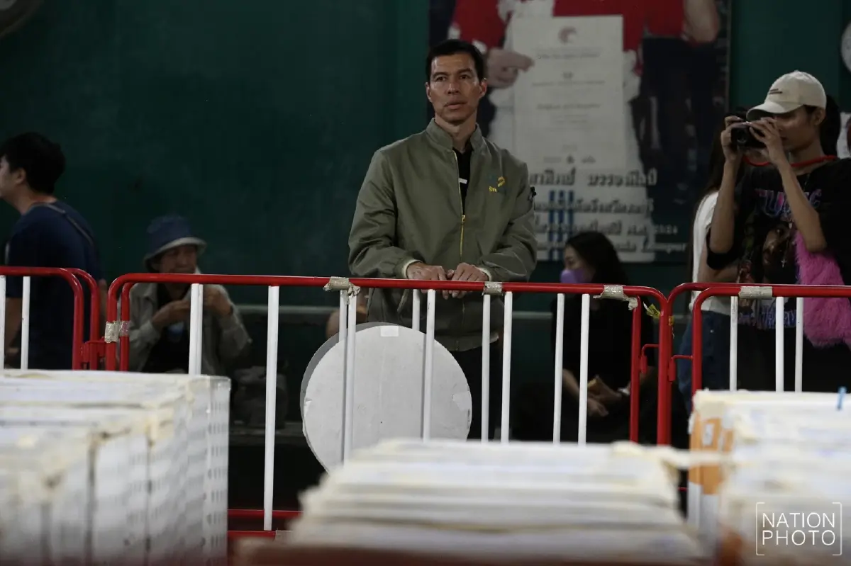 แกนนำพรรครักชาติ บุกสนามแบดฯ ชลบุรี เกาะติดปมนับคะแนนผิดปกติ