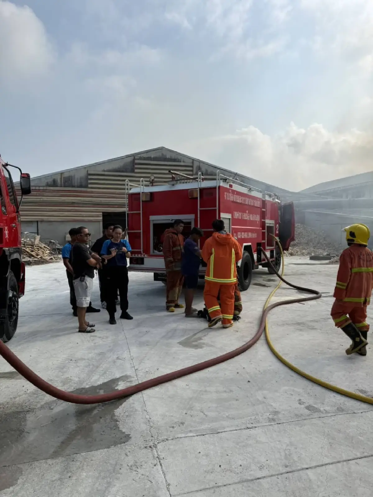 ด่วน! ไฟไหม้ชลบุรี ในโรงงานเฟอร์นิเจอร์ดัง ควันพวยพุ่ง เร่งดับไฟ