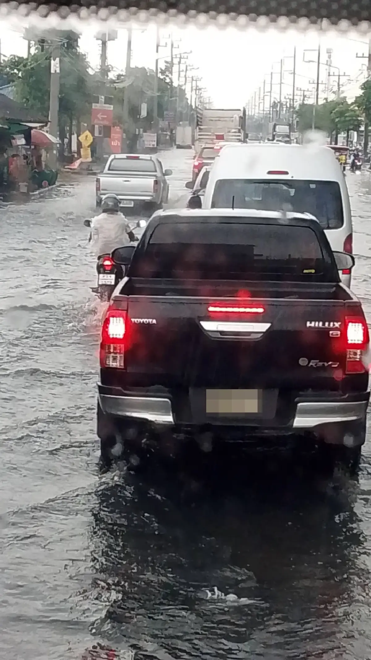 เช็กเส้นทางด่วน ฝนตกหนักสมุทรสาคร ถนนบางปลา น้ำท่วมสูง - รถติด