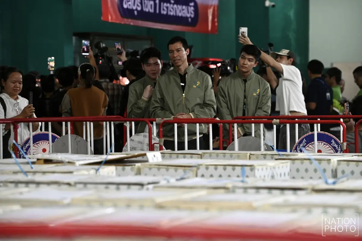 แกนนำพรรครักชาติ บุกสนามแบดฯ ชลบุรี เกาะติดปมนับคะแนนผิดปกติ