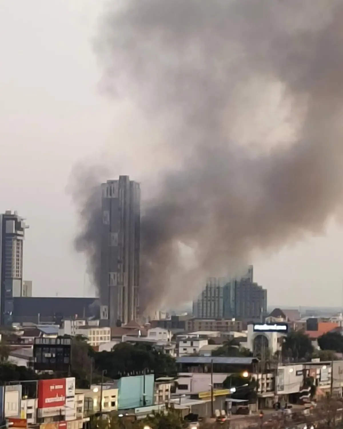 ระทึก! ไฟไหม้กลางเมืองขอนแก่น กลุ่มควันพวยพุ่ง เจ้าหน้าที่เร่งควบคุมเพลิง