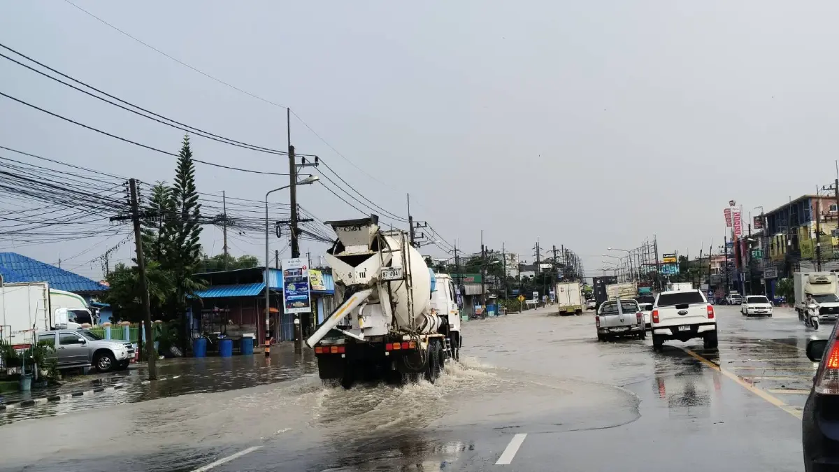 ด่วน พายุฝนตกหนักกระหน่ำ ระยอง ปลวกแดงน้ำท่วมแล้ว รถเล็กห้ามผ่าน