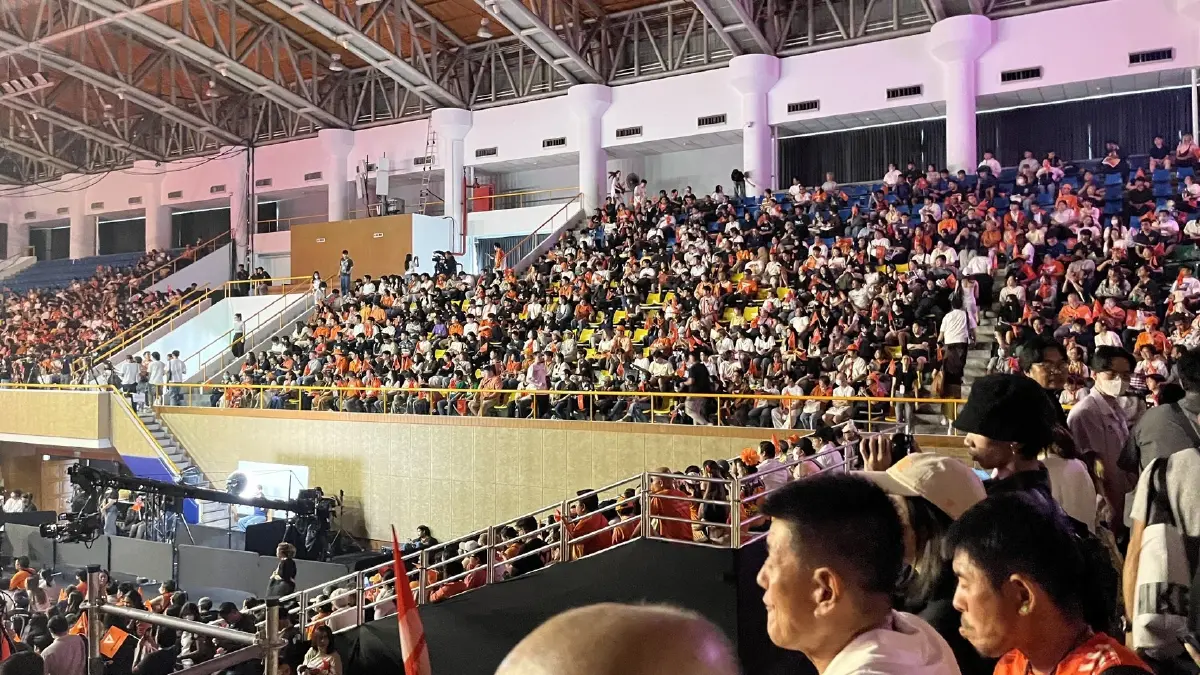 ด้อมส้มพรึบ! ปชน.ปราศรัยใหญ่ 'ไอซ์' อุ่นเครื่อง ส่งต่อ 3 แคนดิเดตฯ