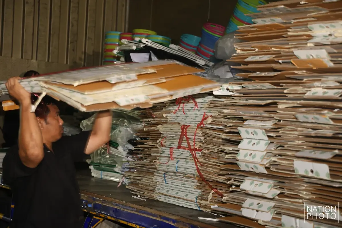 ประชาชน เฝ้าโกดังเปลี่ยวอ่างศิลา พบหีบคะแนนชลบุรี เขต 3 ซุกที่มืด