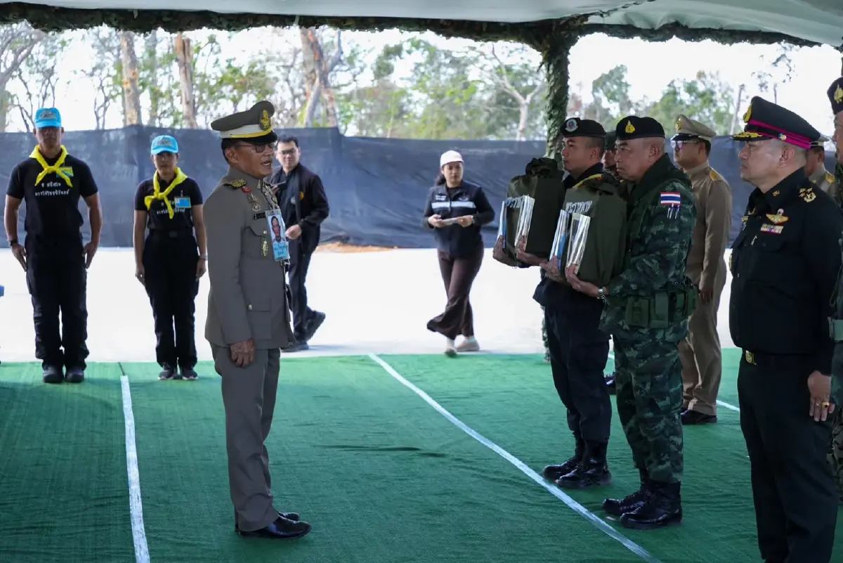'ในหลวง' ทรงห่วงใย โปรดเกล้าฯ องคมนตรีเยี่ยมให้กำลังใจทหารชายแดน ในพื้นที่ จ.สุรินทร์