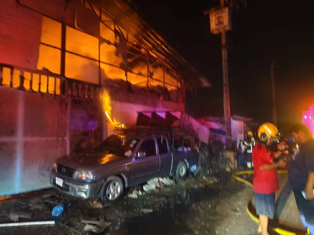 ไฟไหม้โกดังเก็บเสื้อผ้ารายใหญ่ ซ.วัดลาดปลาดุก นนทบุรี เร่งดับไฟ