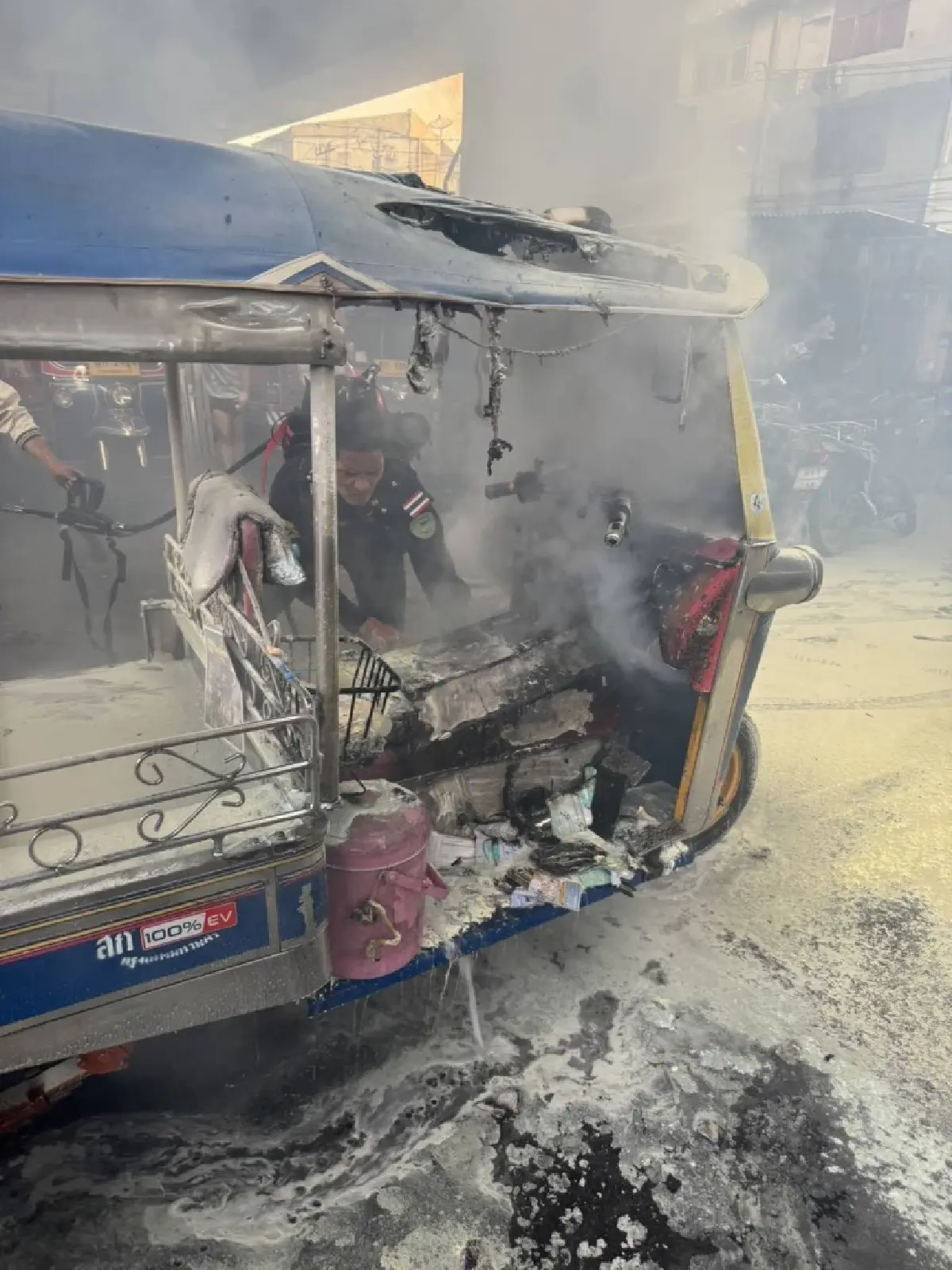 ระทึกกลางกรุง ไฟไหม้ตุ๊กตุ๊กไฟฟ้า เขตปทุมวัน กู้ภัยเร่งดับเพลิง