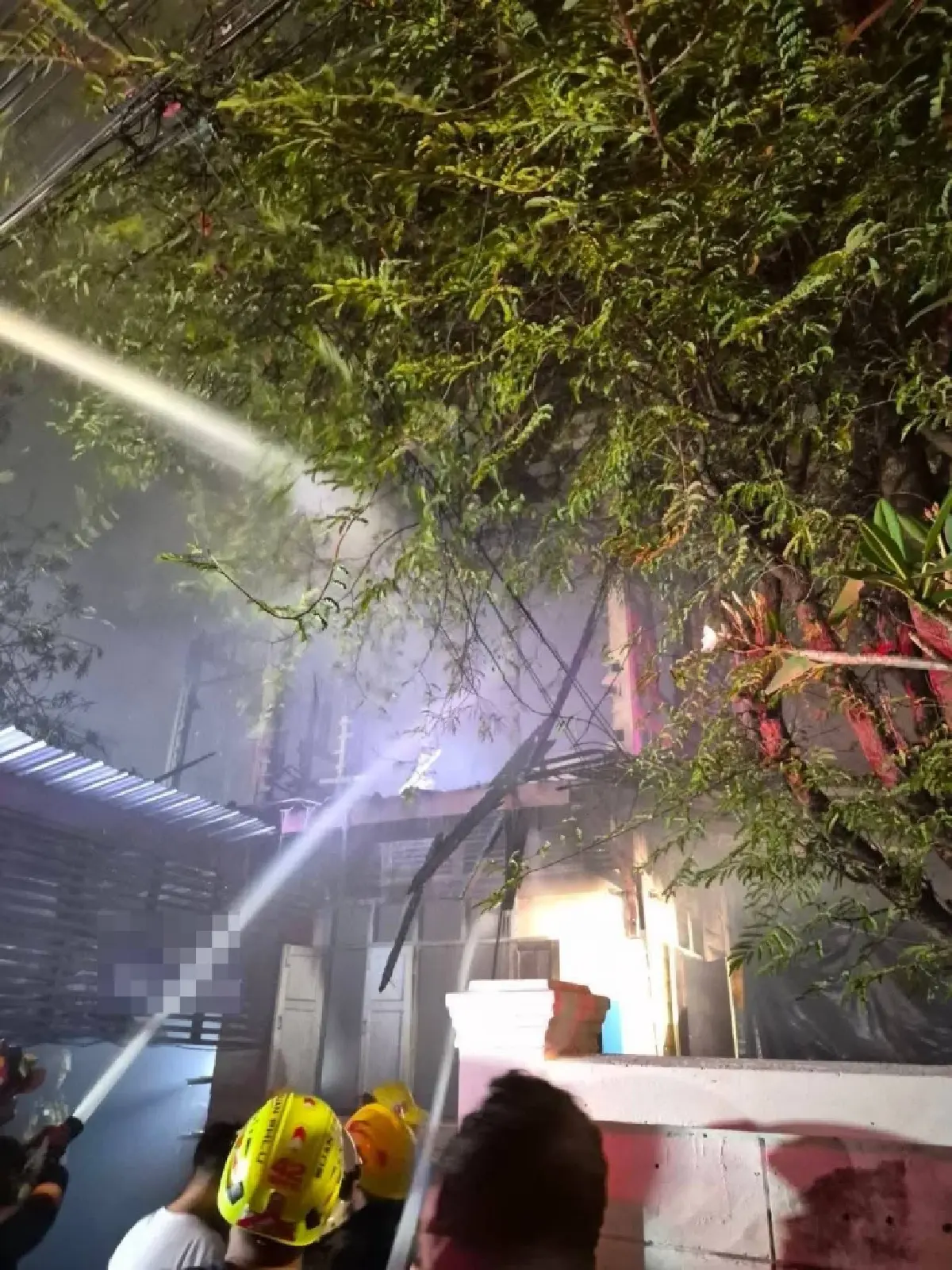 ไฟไหม้ค่ายมวยดัง วอดทั้งหลัง ซอยสมเด็จเจ้าพระยา 5 เจ็บสาหัส 1 ราย