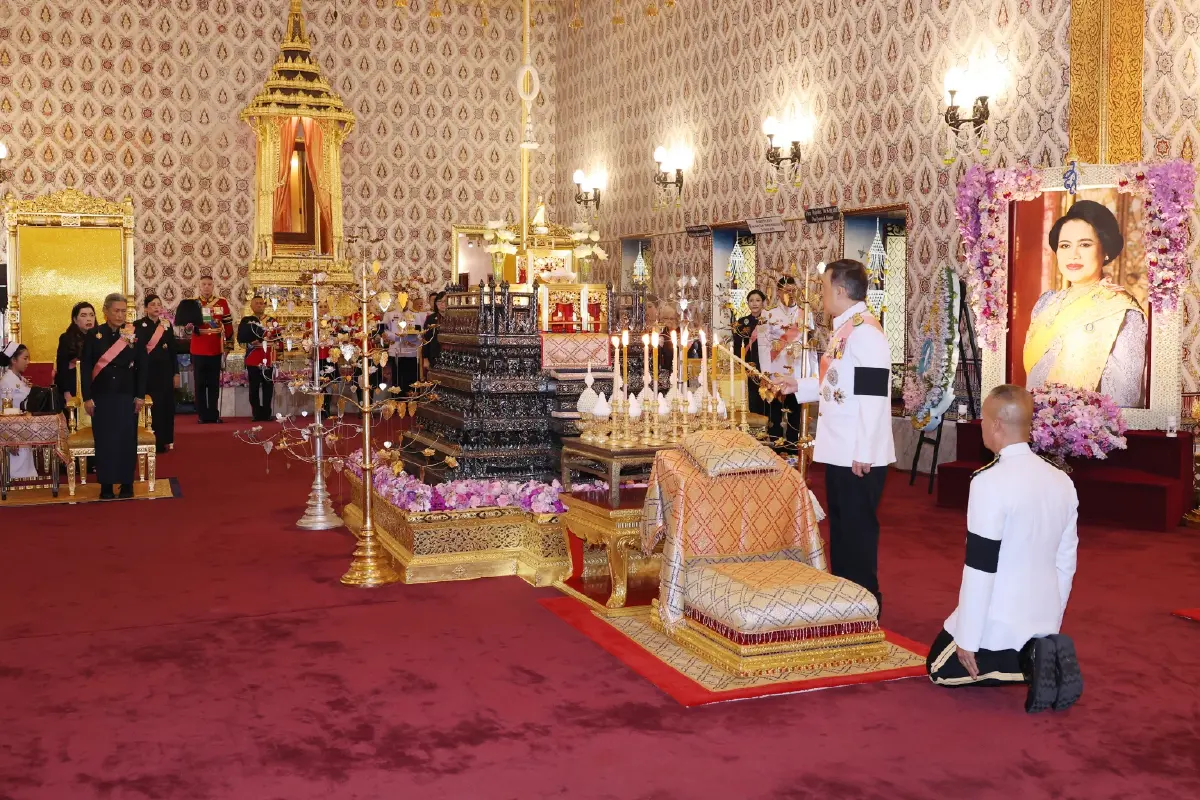ในหลวง-พระราชินี  เสด็จฯ ไปทรงบำเพ็ญพระราชกุศลสตมวาร ถวายพระบรมศพ สมเด็จพระนางเจ้าสิริกิติ์ พระบรมราชินีนาถ พระบรมราชชนนีพันปีหลวง