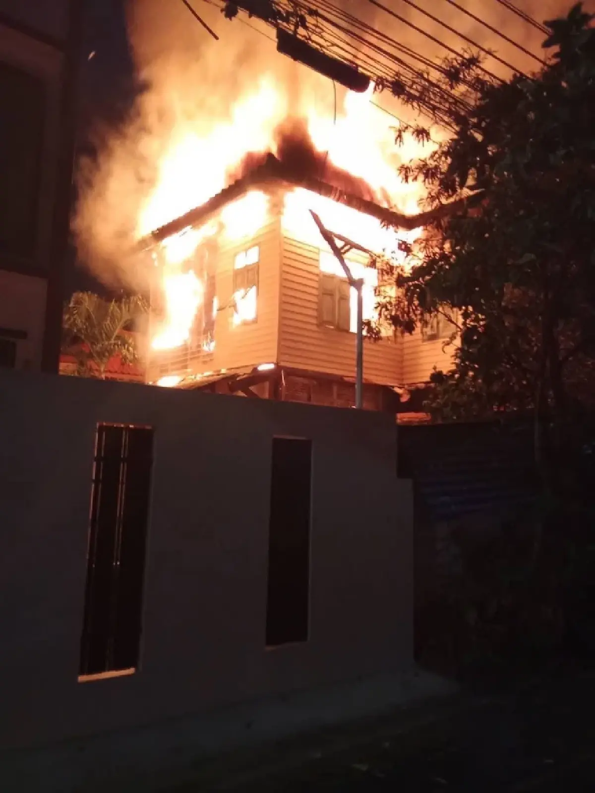 ไฟไหม้ค่ายมวยดัง วอดทั้งหลัง ซอยสมเด็จเจ้าพระยา 5 เจ็บสาหัส 1 ราย