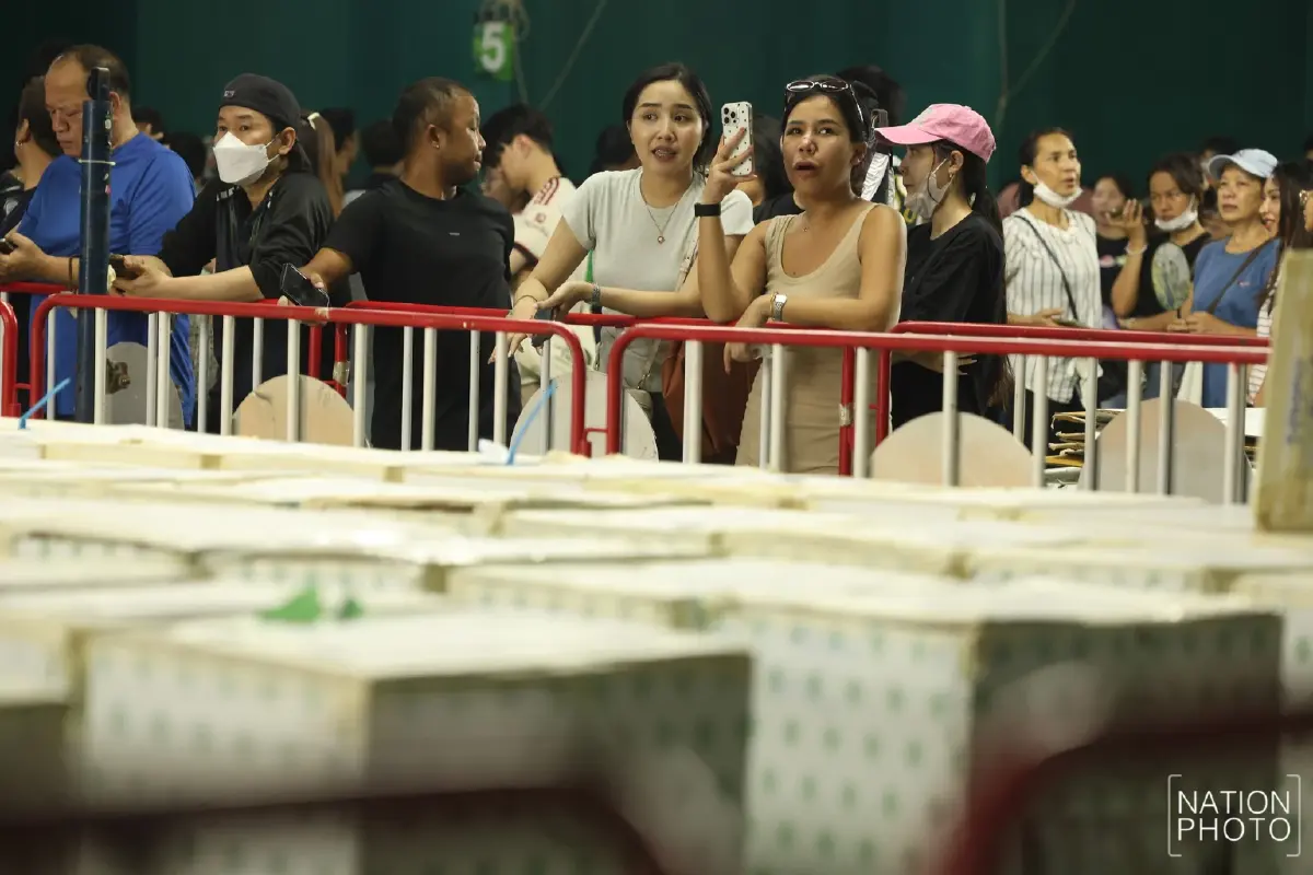 ‘ไอซ์ รักชนก’ บุกชลบุรี ให้กำลังใจประชาชน เรียกร้องนับคะแนนใหม่