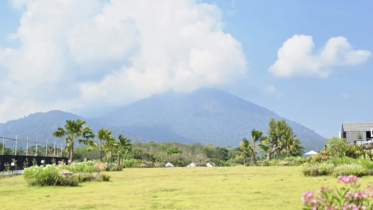 ‘ตักบาตรใบไม้’ กับเส้นทาง ‘ลมหายใจสีเขียวแห่งจันทบุรี’
