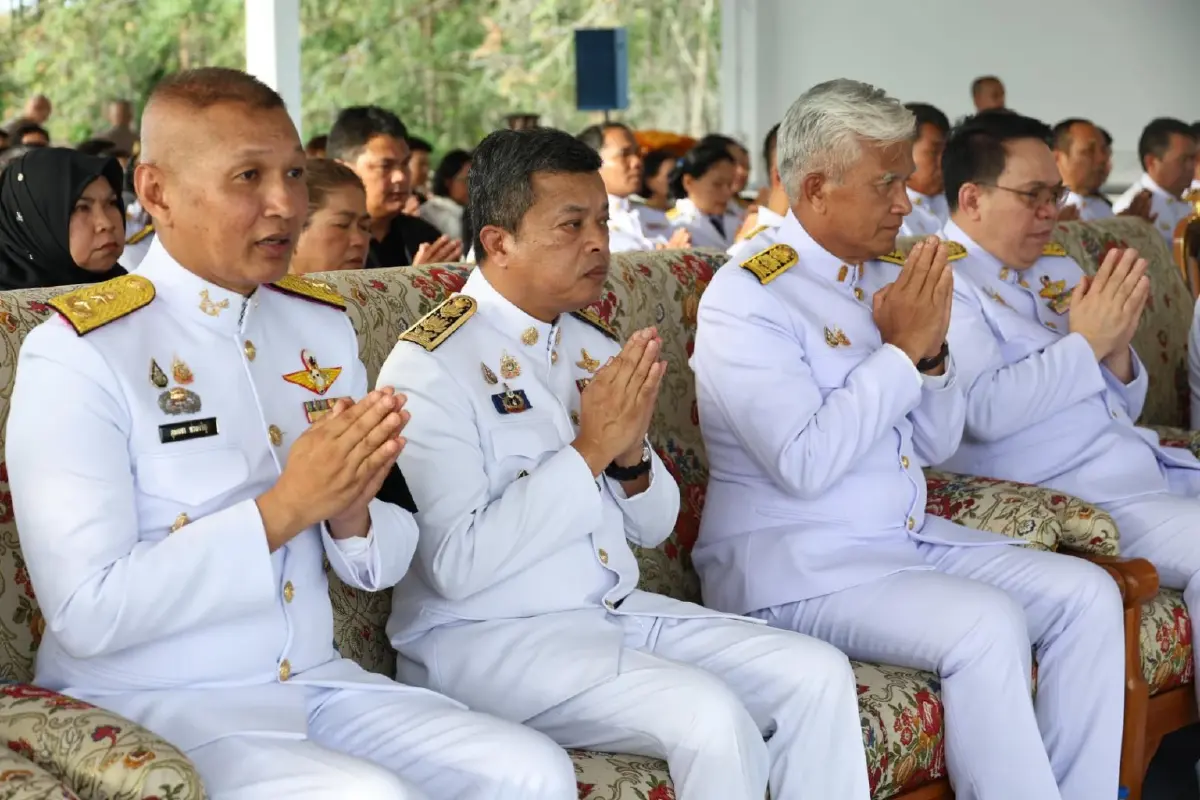 ในหลวง พระราชทานน้ำหลวงอาบศพ และพวงมาลาวางหน้าหีบศพ ผอ.โรงเรียนพะตงประธานคีรีวัฒน์