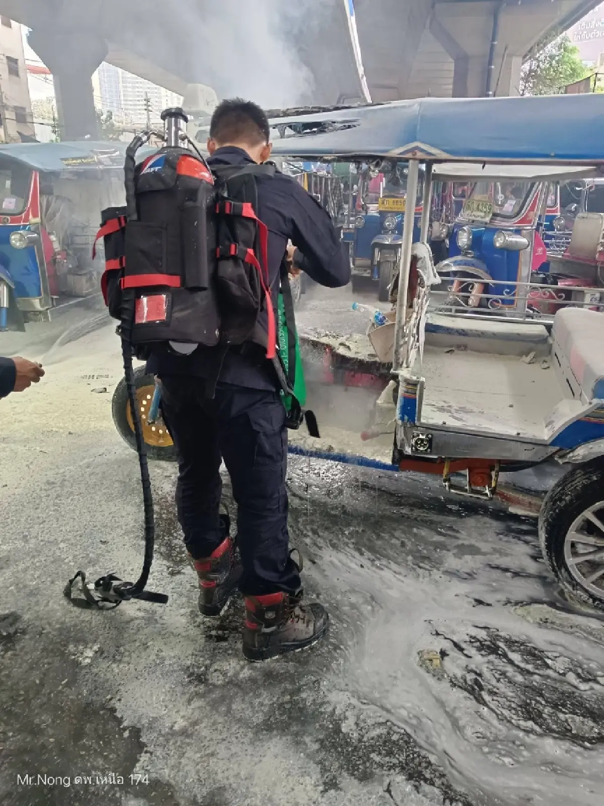 ระทึกกลางกรุง ไฟไหม้ตุ๊กตุ๊กไฟฟ้า เขตปทุมวัน กู้ภัยเร่งดับเพลิง