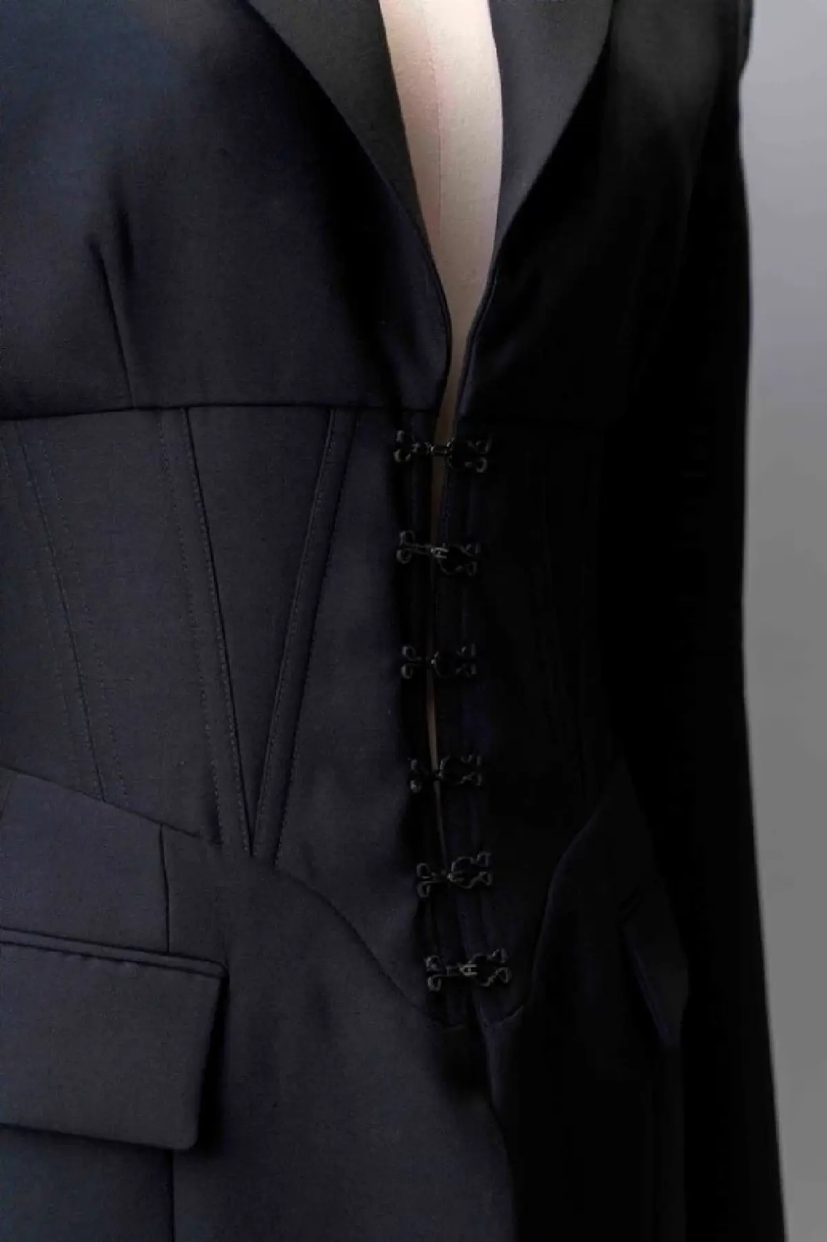 แบรนด์ SIRIVANNAVARI เข้าร่วมงาน BKKDW2026 เผยแนวคิด ‘สิ่งที่รอด’