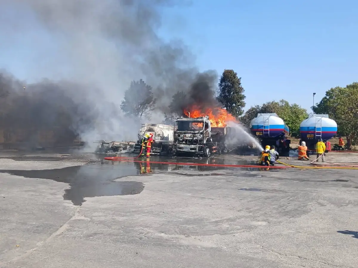 อัปเดต ไฟไหม้ปั๊มน้ำมัน ใกล้โรงเรียนที่ขอนแก่น เร่งควบคุมเพลิง