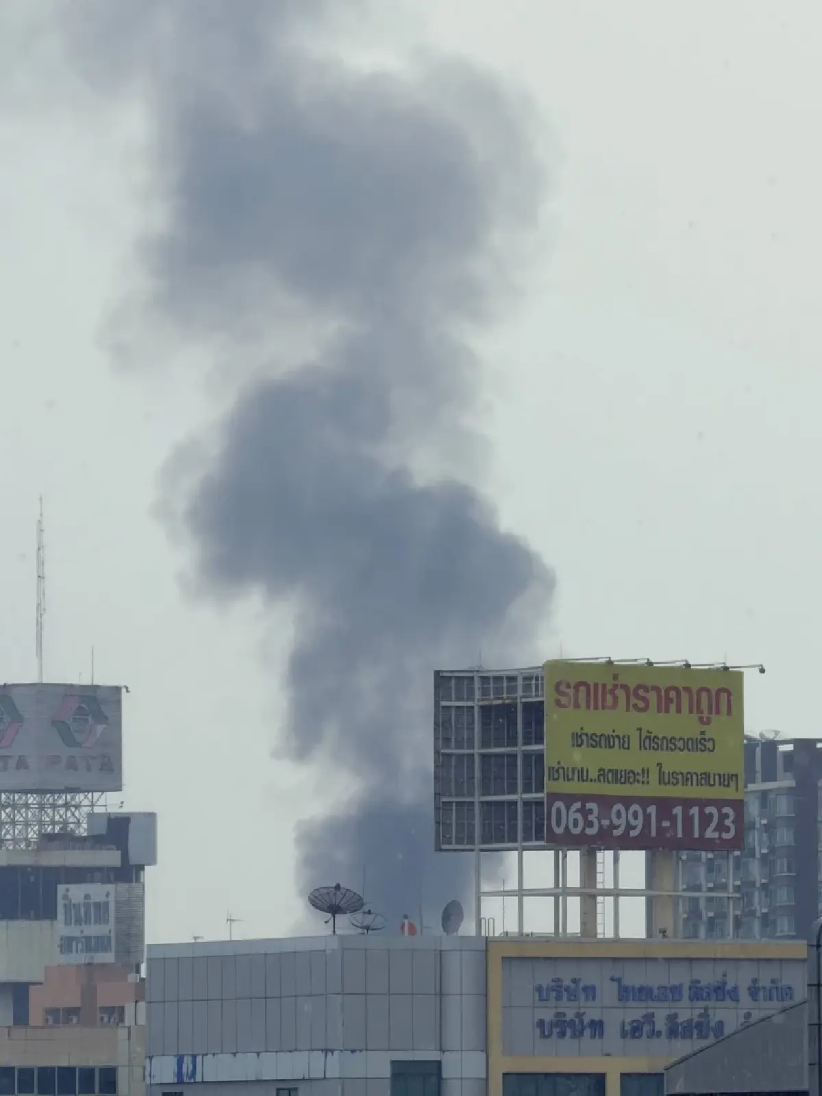 ด่วน! ไฟไหม้บ้าน จรัญสนิทวงศ์ 46 มีคนบาดเจ็บ ถูกไฟลวก เพลิงโหมหนัก