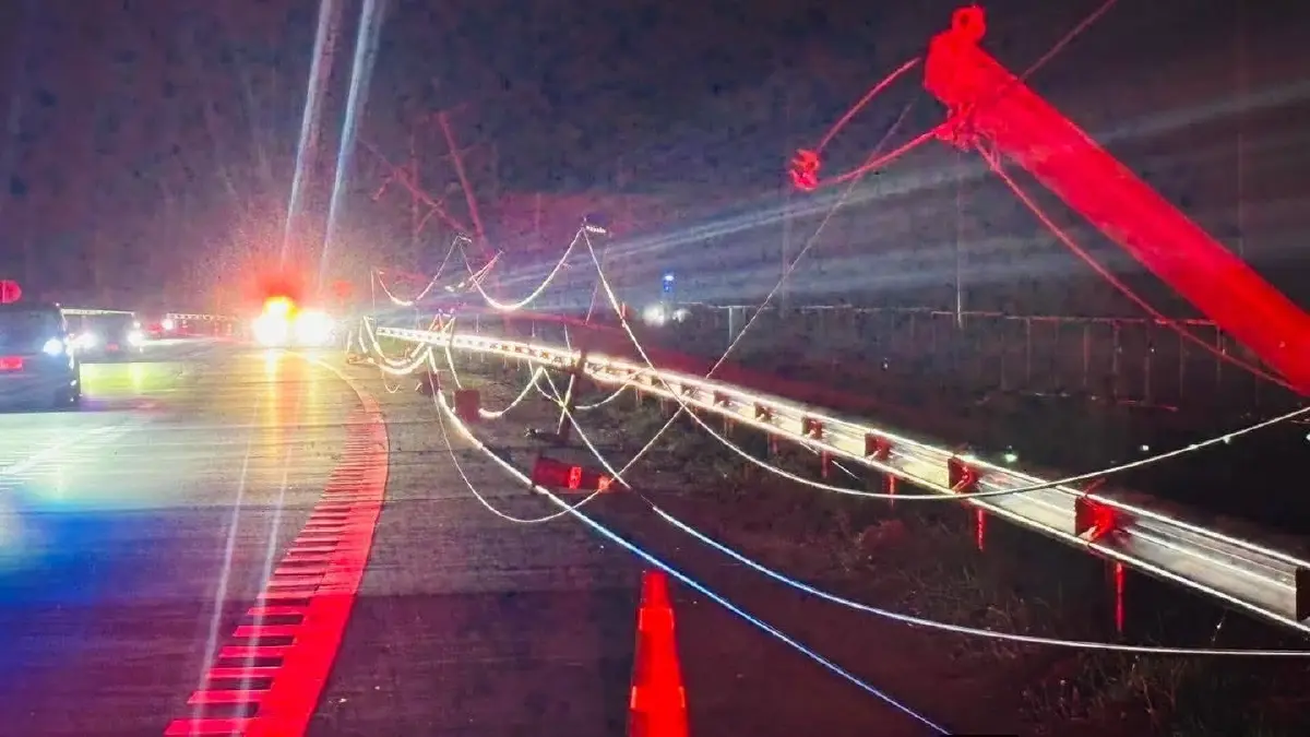 พายุฤดูร้อนถล่มโคราช เสาไฟล้มขวางมอเตอร์เวย์ M6 ด่านขามทะเลสอ