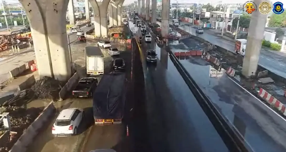 น้ำท่วมถนนพระราม 2 หลังฝนตกหนัก เร่งระบายน้ำ รถติดท้ายแถวสะสม