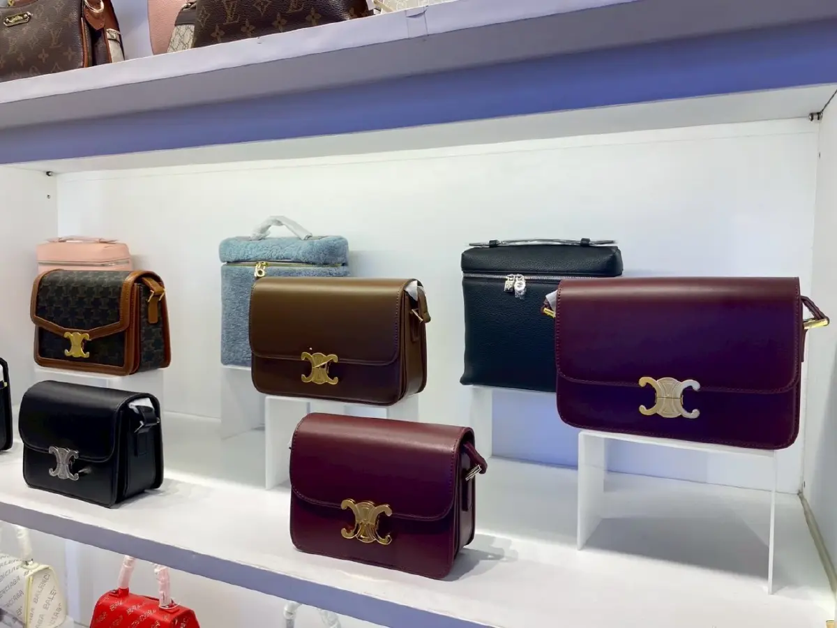 ฉาว 'ห้าง' ชื่อดัง ซุกสินค้าละเมิดลิขสิทธิ์อื้อ ยึดของกลาง 20 ล้าน