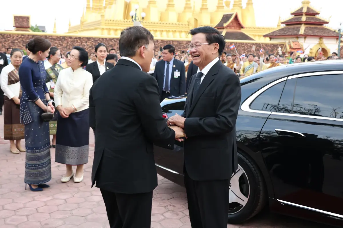 ในหลวง-พระราชินี เสด็จฯไปทรงสักการะพระธาตุหลวง เสร็จสิ้นทรงเสด็จฯกลับจากเยือนสปป.ลาว