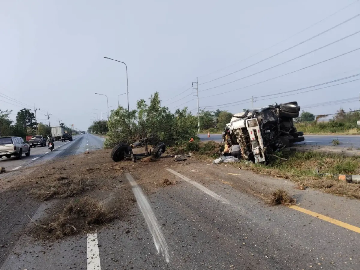 ระทึก 'รถบรรทุกน้ำมัน' พลิกคว่ำ! น้ำมันรั่วไหลถนนมิตรภาพ นครราชสีมา