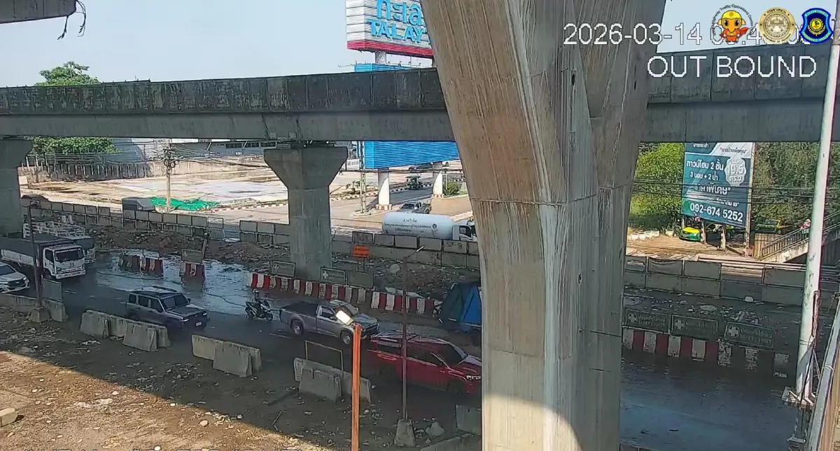 น้ำท่วมถนนพระราม 2 หลังฝนตกหนัก เร่งระบายน้ำ รถติดท้ายแถวสะสม