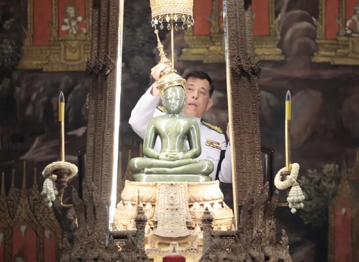 ในหลวง-พระราชินี ทรงเปลี่ยนเครื่องทรงฤดูหนาวเป็นเครื่องทรงฤดูร้อน ถวายพระแก้วมรกต