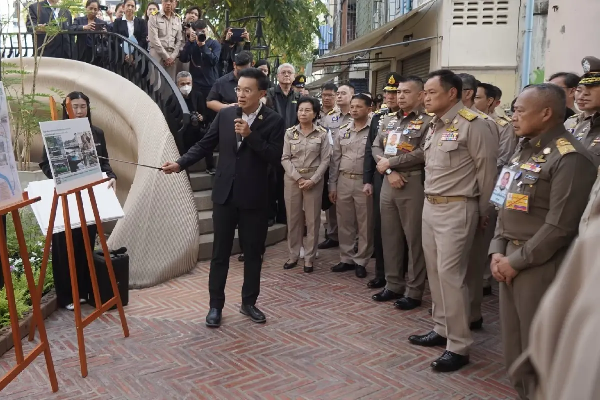 ‘พล.อ.อ.สถิตย์พงษ์’ พร้อม‘อนุทิน’ ล่องเรือดูความก้าวหน้าพัฒนาคูคลอง