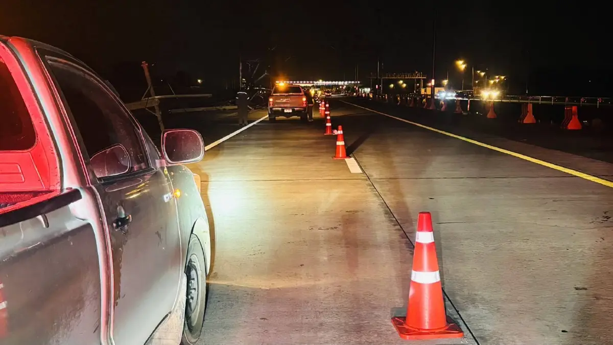 พายุฤดูร้อนถล่มโคราช เสาไฟล้มขวางมอเตอร์เวย์ M6 ด่านขามทะเลสอ