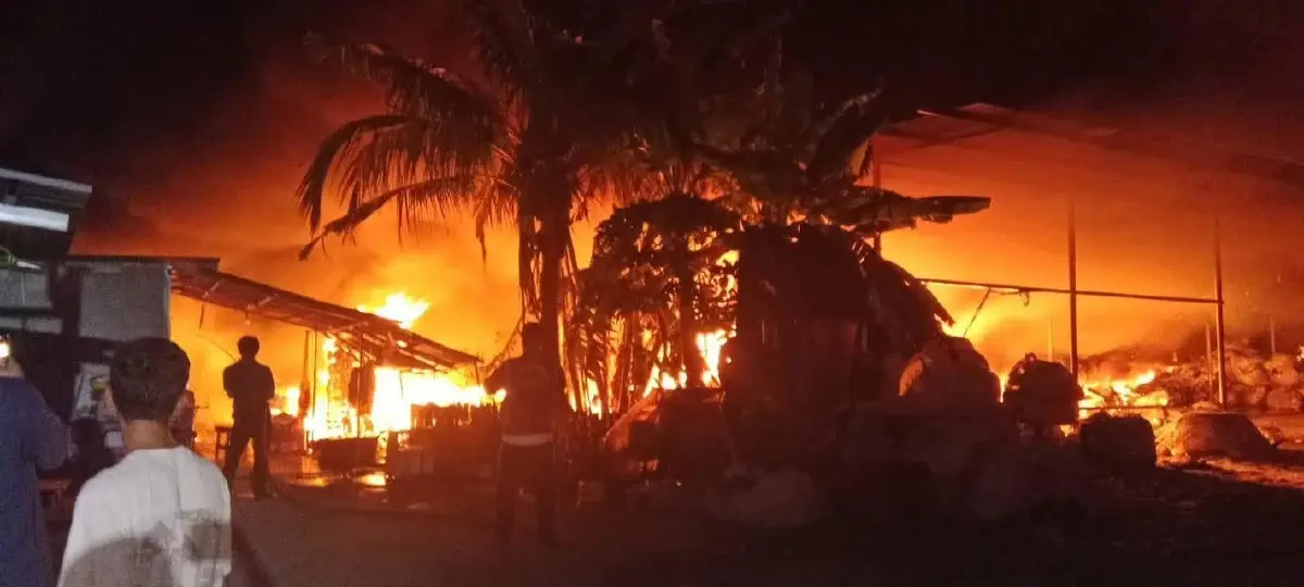 ยังคุมเพลิงไม่ได้ ไฟไหม้โรงงานยางรถยนต์ อ.ปลวกแดง จ.ระยอง