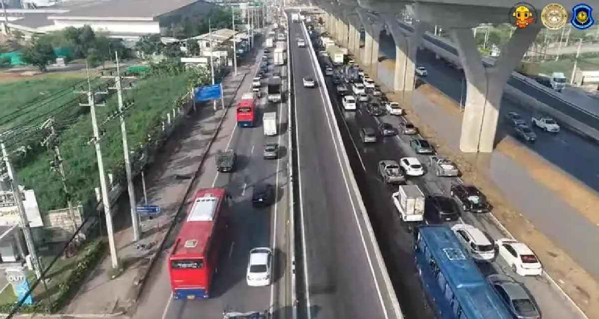 น้ำท่วมถนนพระราม 2 หลังฝนตกหนัก เร่งระบายน้ำ รถติดท้ายแถวสะสม