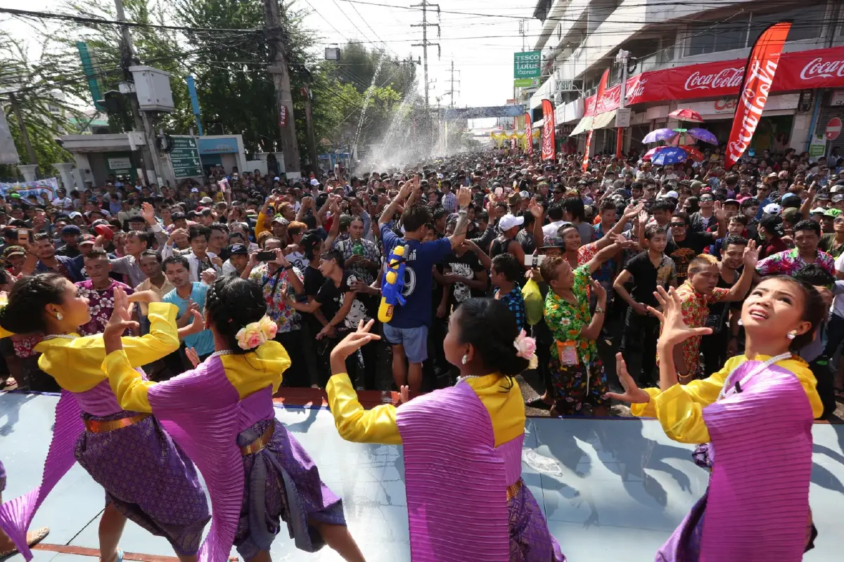 พิกัดเล่นน้ำ 'สงกรานต์พระประแดง 2569' ใครไม่หนำใจ มาไหลกันที่นี่